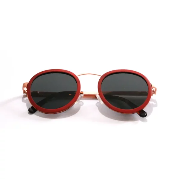 Modèle portant les lunettes solaires mixtes STONES RED – Rouge