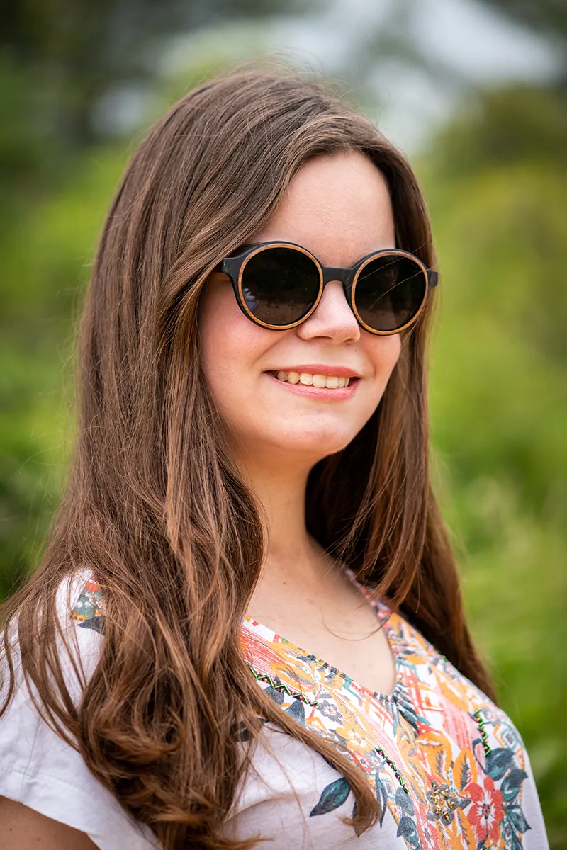 Lunettes en bois CARTNEY rondes avec verres polarisés et monture en bois multicolore.