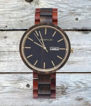 Coffret en bois naturel contenant la montre Sailler