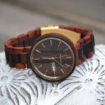 La montre Sailler en bois d'ébène portée au poignet