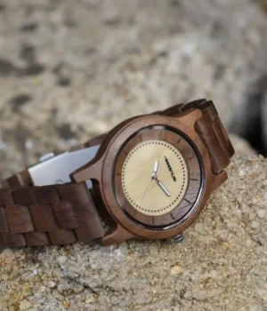 Bracelet en noyer de la montre Leonardo sur poignet masculin