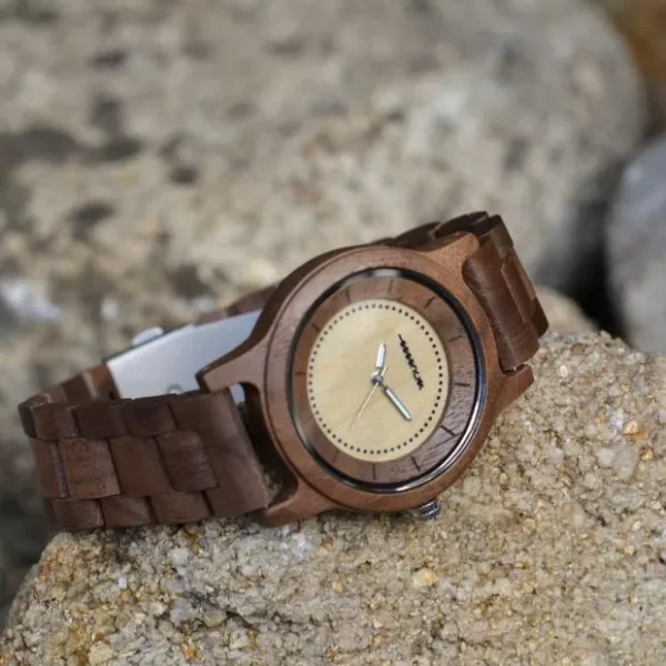 Bracelet en noyer de la montre Leonardo sur poignet masculin