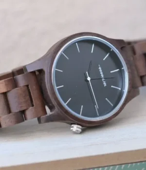 Gros plan sur le bracelet ajustable en bois de noyer de la montre Manhattan.