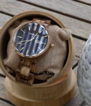 Gros plan sur la montre Sailler en bois de Zébrano