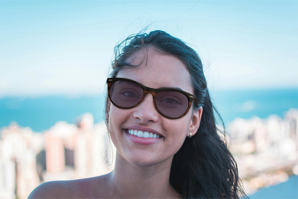 lunettes de soleil été en bois brigitte