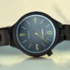 Bracelet réglable en bois d'ébène de la montre Aretha, illustrant la qualité artisanale et la finition soignée.