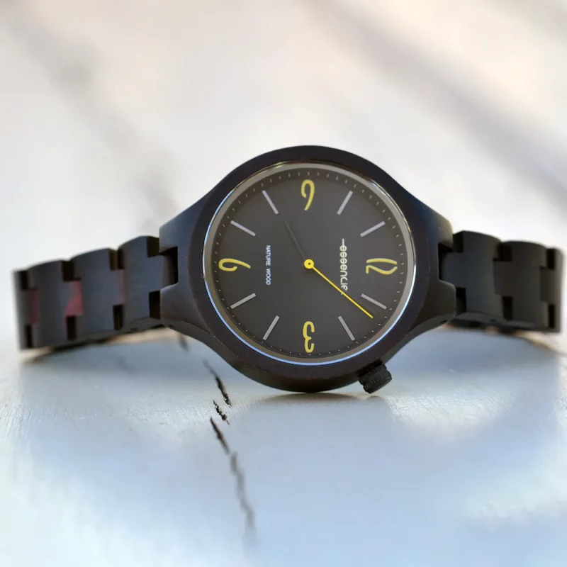 Collection de montres en bois My Essenciel, dont la montre Aretha, illustrant la gamme de produits éco-responsables de la marque.