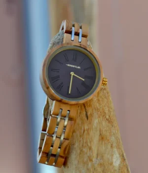 Vue détaillée du bracelet interchangeable de la montre Katia, soulignant la flexibilité de style qu'il offre.