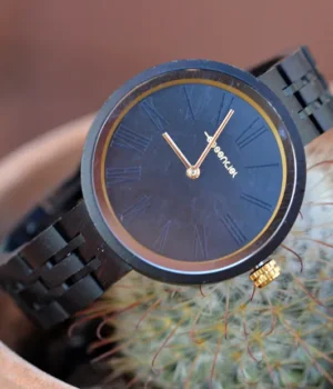 Montre femme minimaliste en ébène Katia avec cadran concave et chiffres romains.