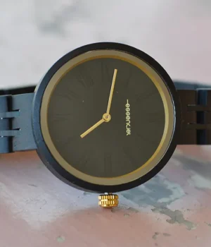 Gros plan sur le boîtier de la montre Katia, soulignant son verre bombé.