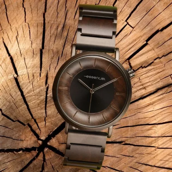Montre homme en bois d’ébène Dakar avec cadran noir métallisé et bracelet ajustable.