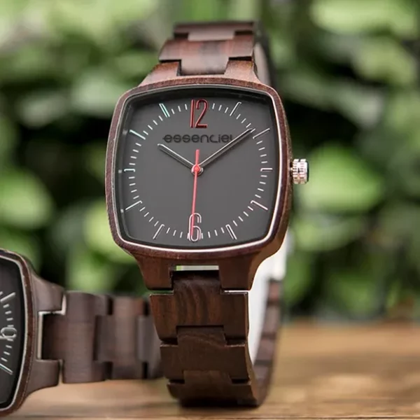 Gros plan sur le cadran noir métallisé de la montre Victor avec chiffres en rouge.