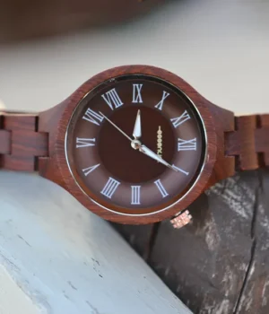 Montre pour femme en palissandre avec cadran noir et chiffres romains, bracelet ajustable.