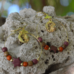 Boucles d'oreilles Sangha en bois et doré avec design artisanal élégant.