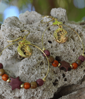 Boucles d'oreilles Sangha en bois et doré avec design artisanal élégant.