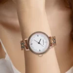 Montre Bettie en bois bicolore portée par une femme au style décontracté.