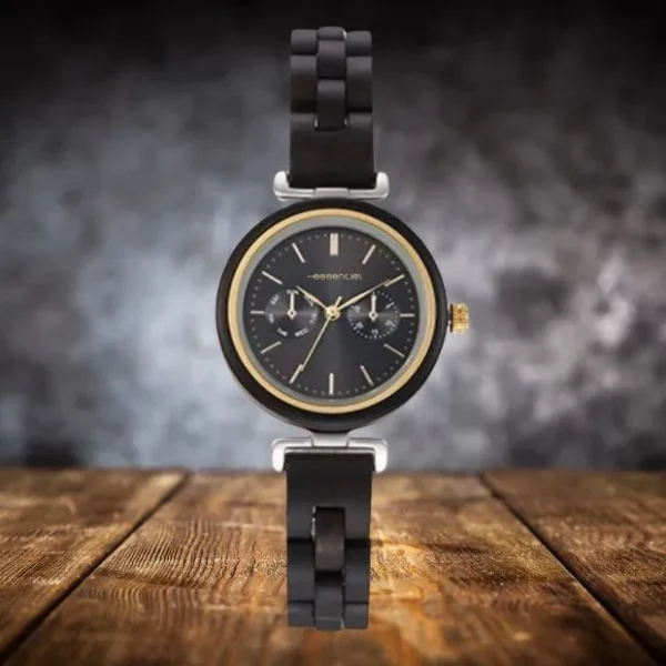 Montre en bois d’ébène Maya pour femme avec cadran doré et bracelet en bois, vue sur fond noir.