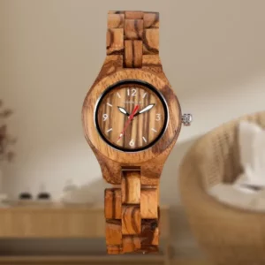 Gros plan sur le boîtier en bois distinctif de la montre, mettant en valeur ses grains uniques.