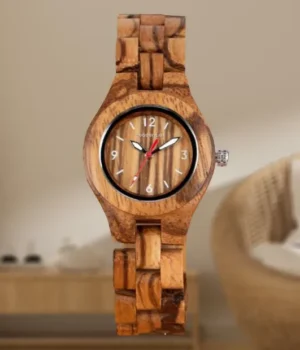 Gros plan sur le boîtier en bois distinctif de la montre, mettant en valeur ses grains uniques.