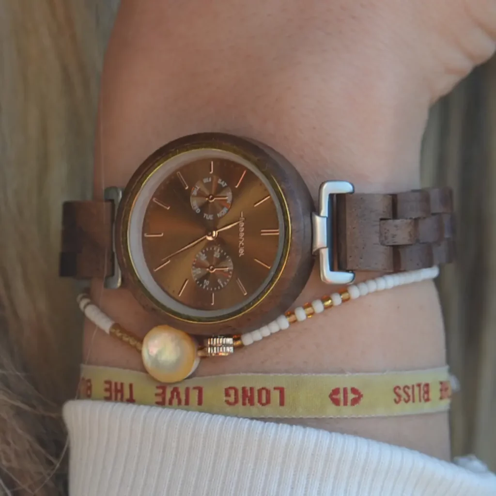 Montre femme en bois de noyer modèle Maya, avec un cadran doré de 30 mm et un bracelet ajustable, offrant un style naturel et élégant pour un look intemporel.