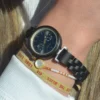 Montre pour femme en bois d'ébène modèle Maya, dotée d'un boîtier de 30 mm et d'un cadran doré, alliant élégance naturelle et design raffiné.