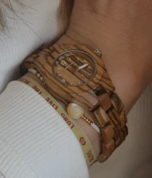 Montre écologique pour femme en bois de zebrano, modèle Manchester, avec un bracelet interchangeable en bois, permettant une personnalisation selon les préférences