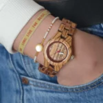 Montre féminine Manchester en zebrano, munie d'un mouvement japonais 2035, garantissant une précision et une fiabilité optimales pour une utilisation quotidienne.