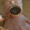 Montre pour femme en bois d'érable modèle Katia, dotée d'un cadran de 36 mm avec chiffres romains violets et verre bombé, alliant élégance et minimalisme.