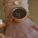Montre pour femme en bois d'érable modèle Katia, dotée d'un cadran de 36 mm avec chiffres romains violets et verre bombé, alliant élégance et minimalisme.