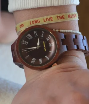 Montre écologique pour femme en bois de palissandre, modèle Charley, offrant un design élégant et un bracelet ajustable pour un confort personnalisé.
