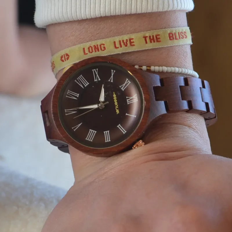Montre écologique pour femme en bois de palissandre, modèle Charley, offrant un design élégant et un bracelet ajustable pour un confort personnalisé.