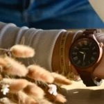 Montre Charley en bois de palissandre pour femme, combinant un cadran en érable et un bracelet fin, parfaite pour une touche d'élégance naturelle.