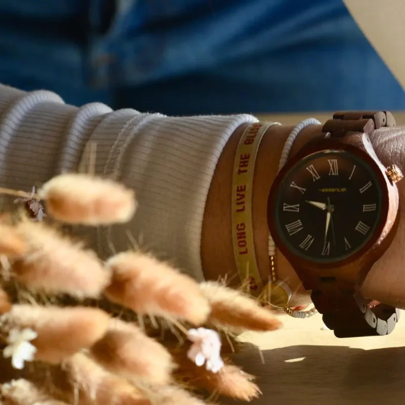 Montre Charley en bois de palissandre pour femme, combinant un cadran en érable et un bracelet fin, parfaite pour une touche d'élégance naturelle.