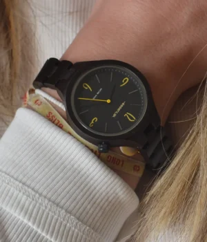 Bracelet ajustable en bois d'ébène de la montre femme Aretha.