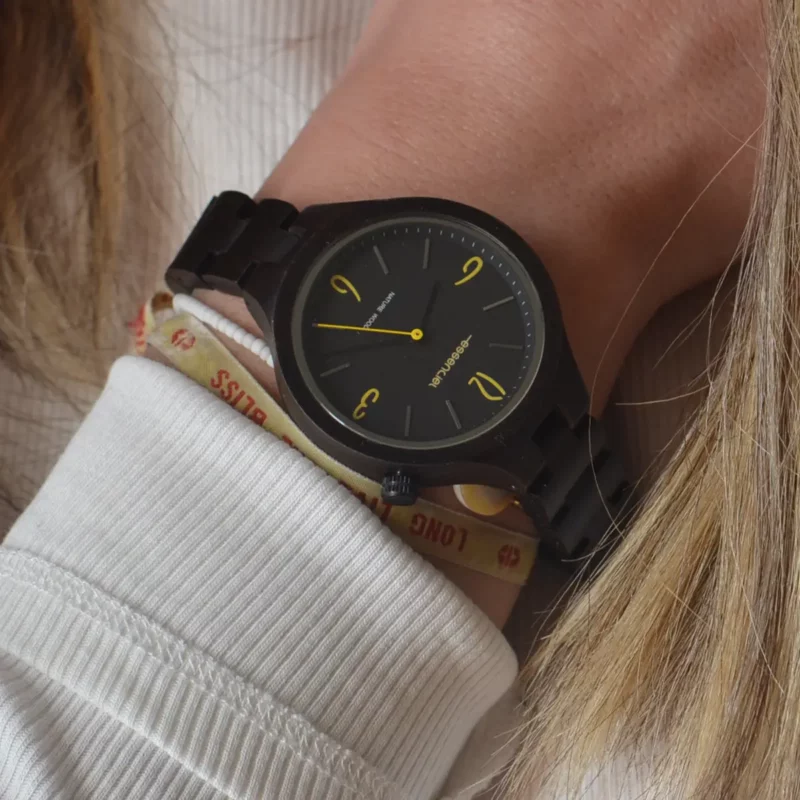 Bracelet ajustable en bois d'ébène de la montre femme Aretha.
