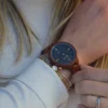 Montre femme en bois de palissandre modèle Aretha avec cadran épuré de 39 mm.