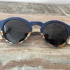 Lunettes Clapton Bleu avec monture en bois multicolore et verres polarisés.