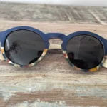 Lunettes Clapton Bleu avec monture en bois multicolore et verres polarisés.