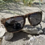 Lunettes solaires CURTISS pour homme, monture en bois écologique de liège, verres polarisés UV400, style élégant intemporel.