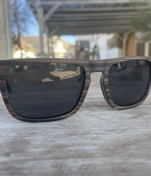 GLOSTER-5 : monture rectangulaire en bois écoresponsable avec détails artisanaux fins et design unique.