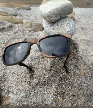 Lunette de soleil mixte avec une monture légère et écologique en bois de noyer et érable, parfaite pour les formes de visage rond, ovale ou carré. Protection UV400 incluse.
