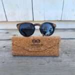 Lunettes "La Bicolore" avec monture en bois naturel et noir, offrant une allure sophistiquée et une protection solaire grâce à des verres polarisés UV400.