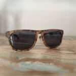 Lunettes de soleil CURTISS avec monture en bois, parfaites pour protéger vos yeux des rayons UV tout en restant tendance.