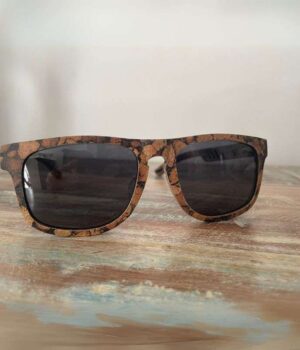 Lunettes de soleil CURTISS avec monture en bois, parfaites pour protéger vos yeux des rayons UV tout en restant tendance.