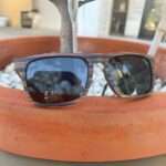 Lunettes de soleil rectangulaires GLOSTER-4 en bois de noyer, avec verres polarisés gris offrant une protection UV optimale, idéales pour un style sportif et éco-responsable.