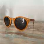 Lunettes de soleil en bois Spector Orange avec monture colorée orange vif, fabriquées à partir de skateboard recyclé, verres polarisés UV400 pour une protection optimale contre les rayons UV, design élégant et durable.