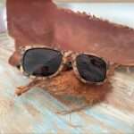 Lunettes de soleil CURTISS pour homme, monture en bois durable, style intemporel, et verres polarisés UV400 pour une protection maximale.