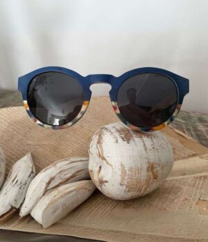 Clapton Bleu, des lunettes en bois multicolore parfaitement adaptées pour une journée à la plage ou une escapade en montagne.
