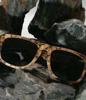 Zoom sur monture écologique en liège des lunettes CURTISS, avec verres UV400