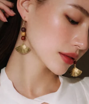 Alternative view of Boucles d'oreilles bois ginkgo doré Nel